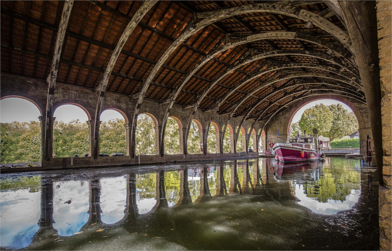 Bateau rouge dans la cale de Radoub - ©Georges Dedieu