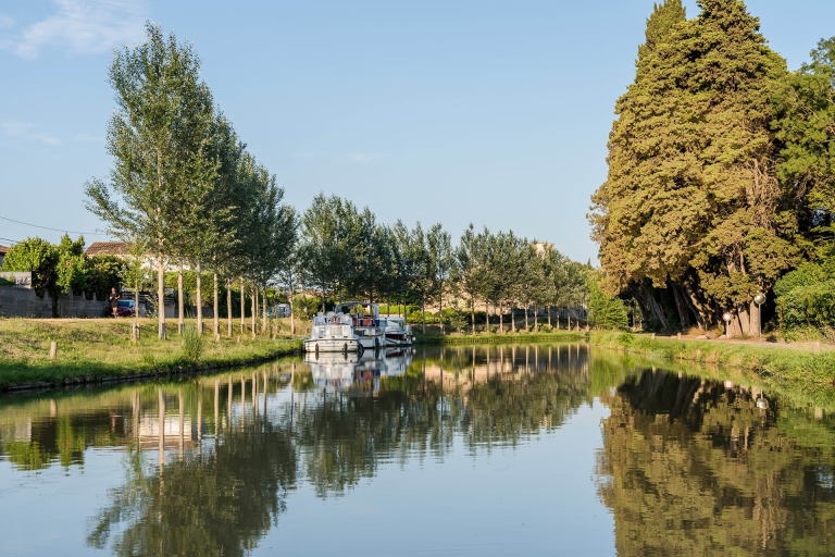 canal du Midi avec bateau et nouvelles plantations