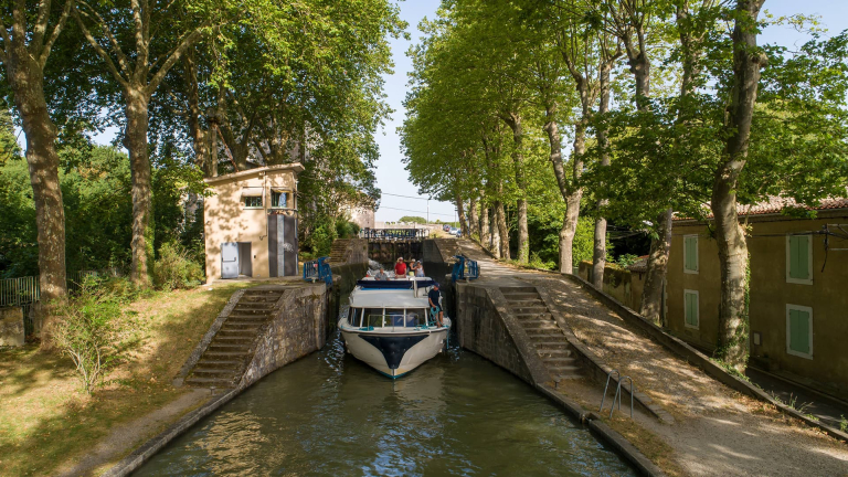 Bateau passant l'écluse de Castelnaudary