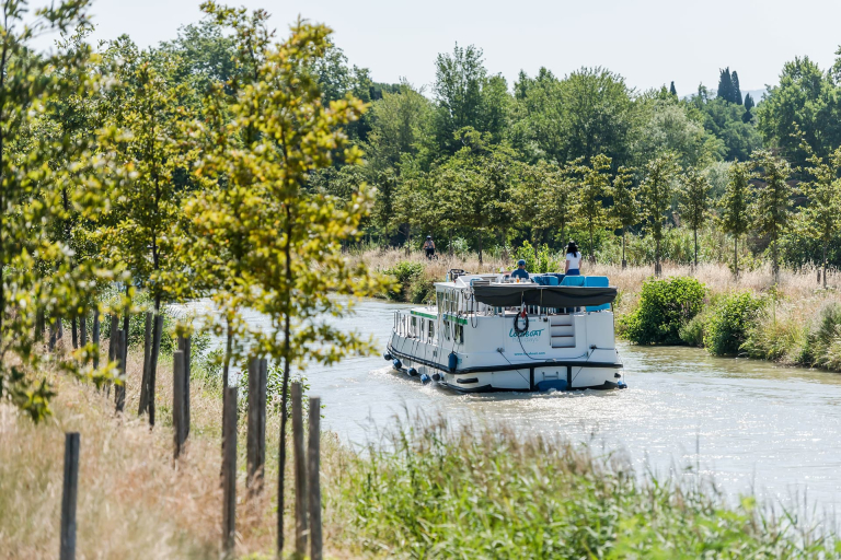 canal du Midi avec de nouvelles plantations et bateau naviguant
