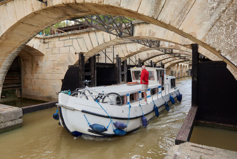Libron en bateau à Vias sur canal du Midi © VNF