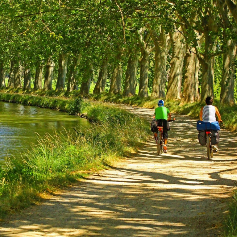 Vélo le long du canal du Midi à l'ombre