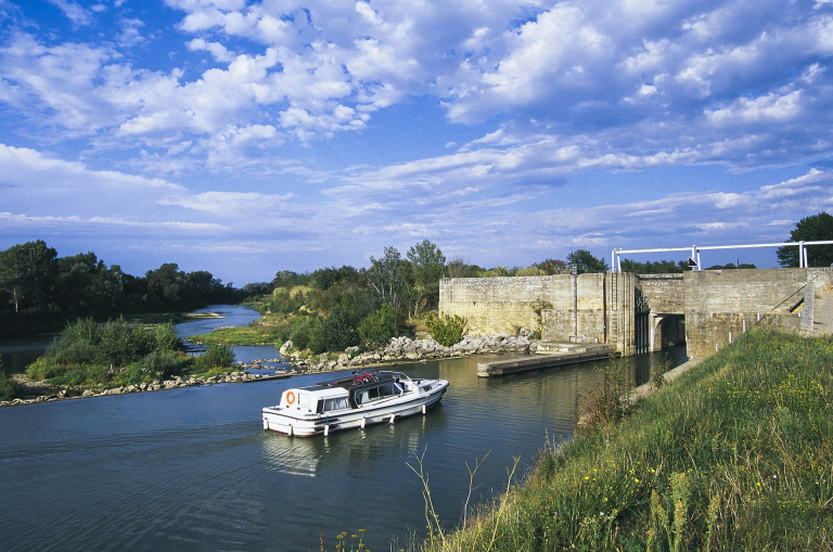 Prise d'eau dans l'Aude - Ecluse de Moussoulens © VNF