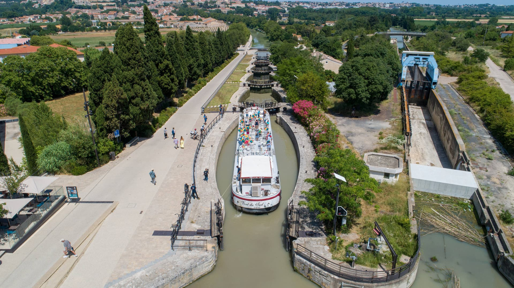 Echelle d'écluses de Fonseranes sur le canal du Midi à Béziers avec la pente d'eau sur la droite