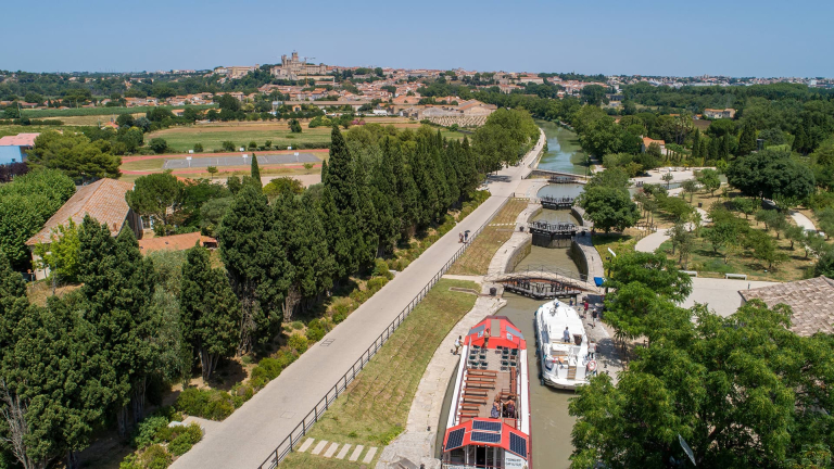 Vue aérienne des écluses de Fonseranes à Béziers, un incontournable du canal du Midi