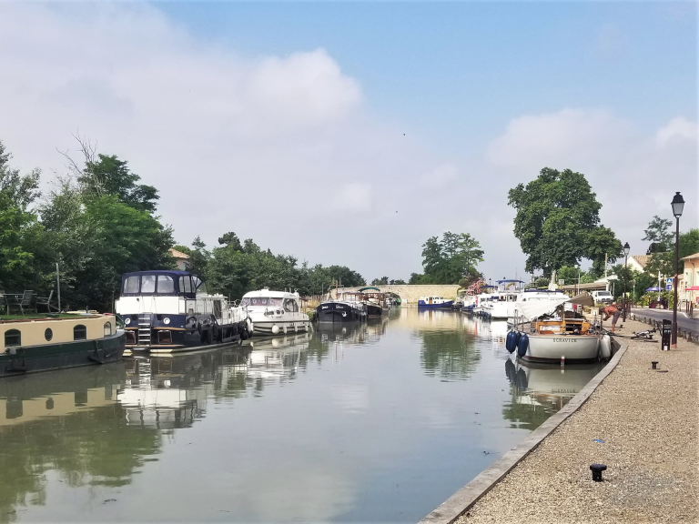 Port de Capestang sur le canal du Midi avec bateaux à quai en stationnement